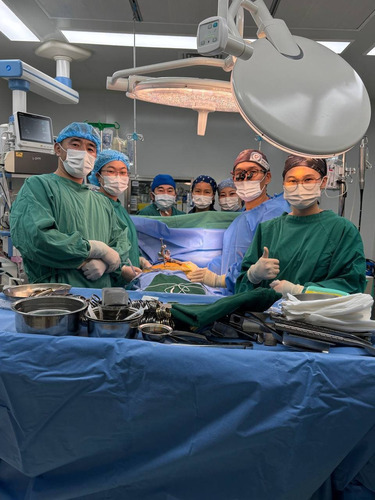 Монгол улсад анх удаагаа жижиг зүслэгээр агшиж буй зүрхэнд титэм судас нөхөн сэргээх мэс засал амжилттай хийжээ